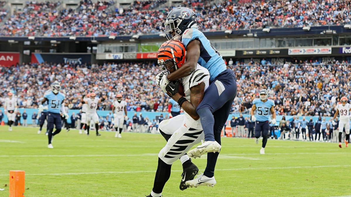 Burrow's TD pass to Higgins lifts Bengals over Titans 20-16