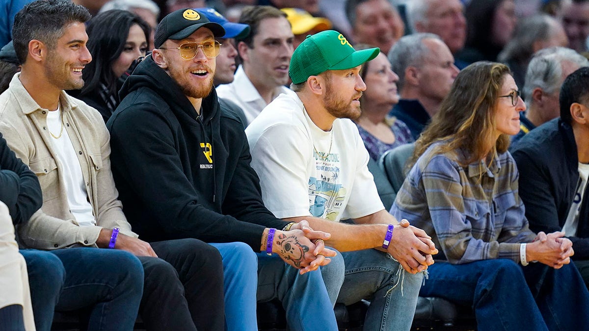 49ers players courtside