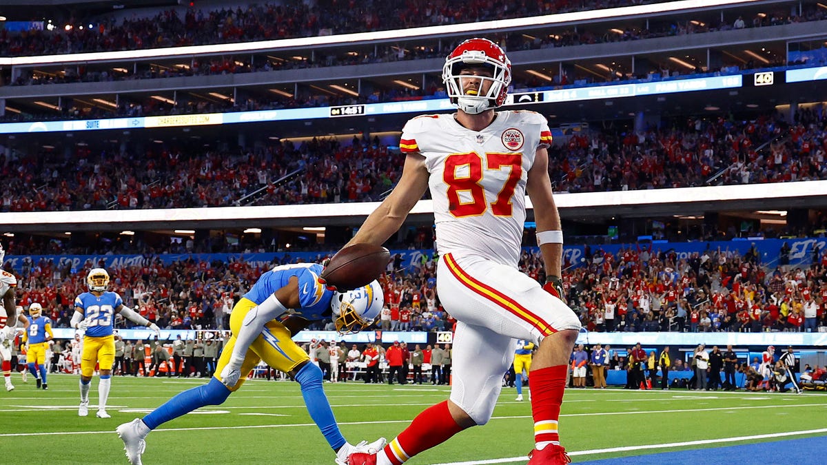 Travis Kelce celebrates touchdown