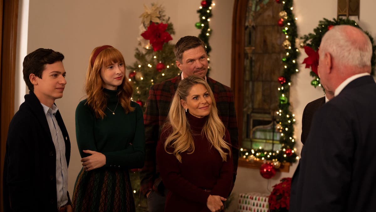 Candace Cameron Bure stars in 'A Christmas... Present'