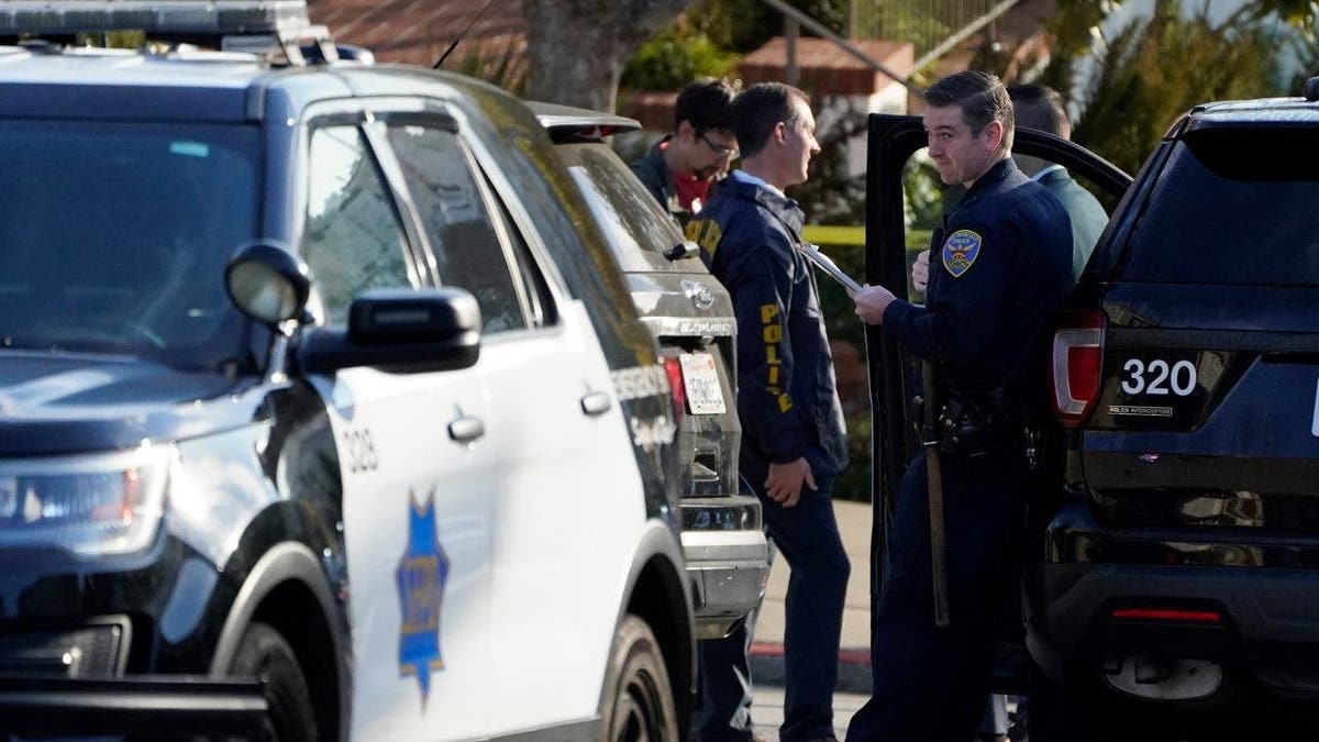 Police outside of Pelosi home