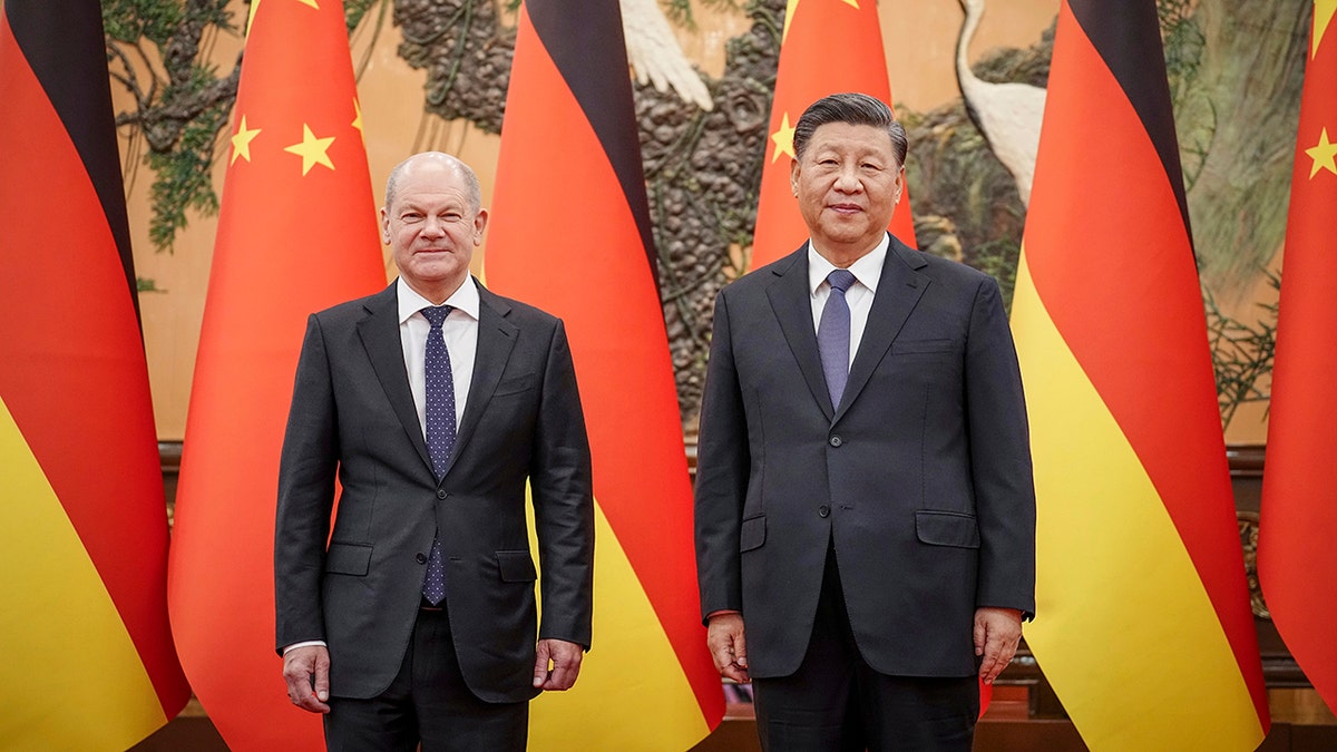 Olaf Scholz next to Xi Jinping