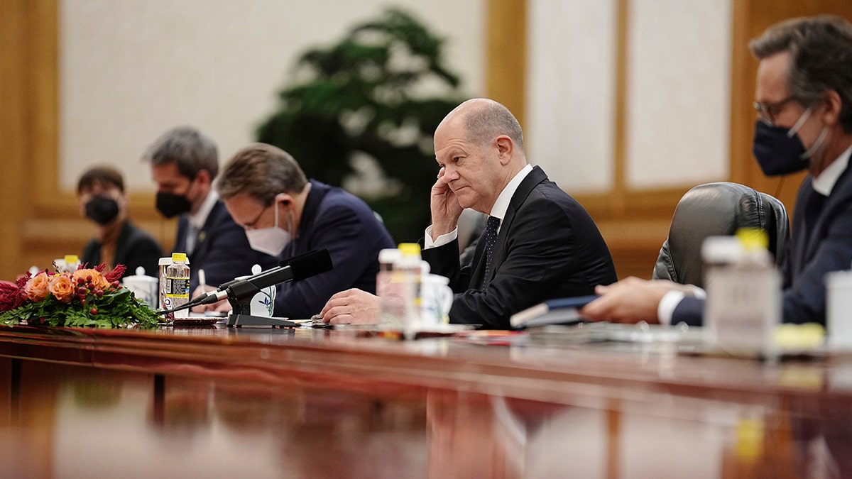 Olaf Scholz sitting at Chinese discussion table