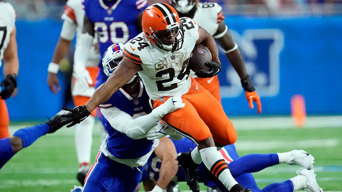 Nick Chubb breaks a tackle in the second quarter