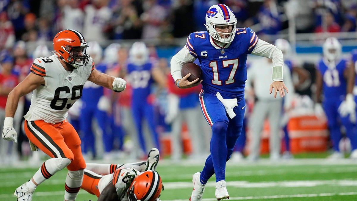 Josh Allen runs the ball vs the Browns