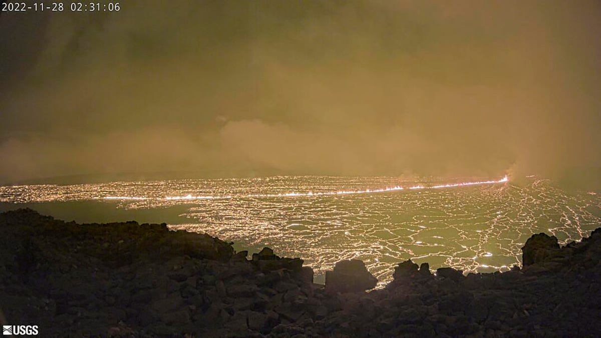 hawaii volcano erupts