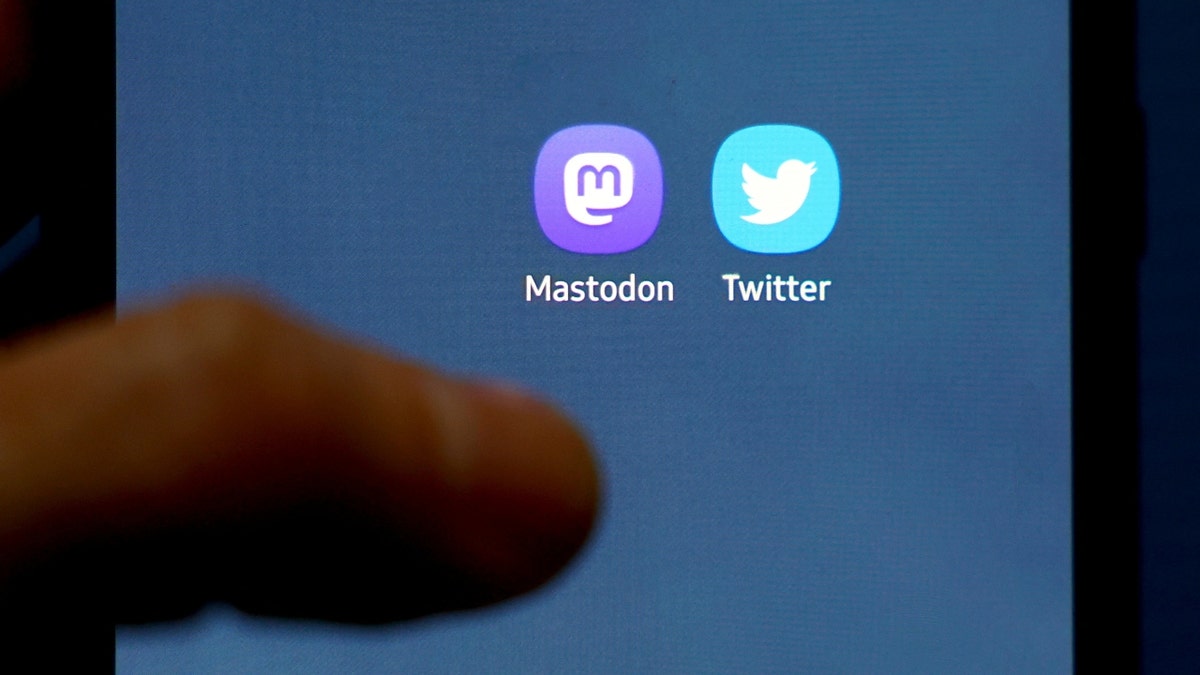 The Mastodon and Twitter apps on a phone