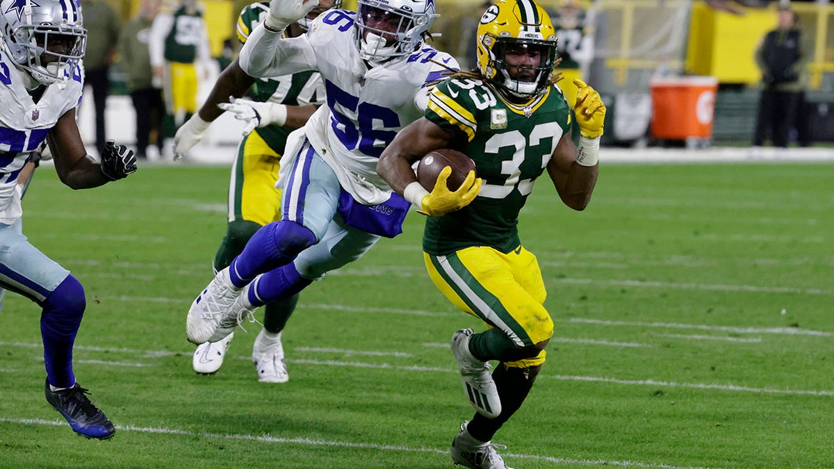 Aaron Jones sprints for a TD