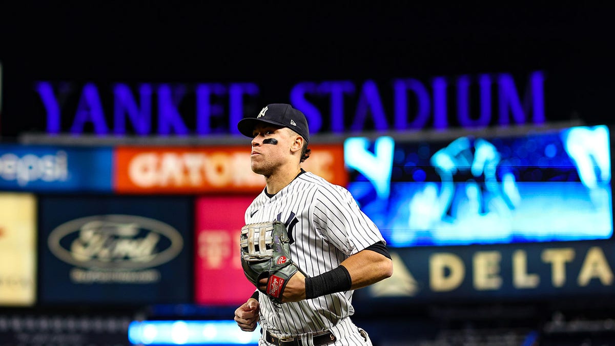 Aaron Judge walks off Yankee Stadium