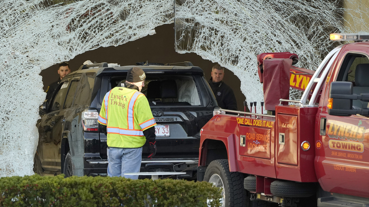 Apple Store Hingham Massachusetts crash