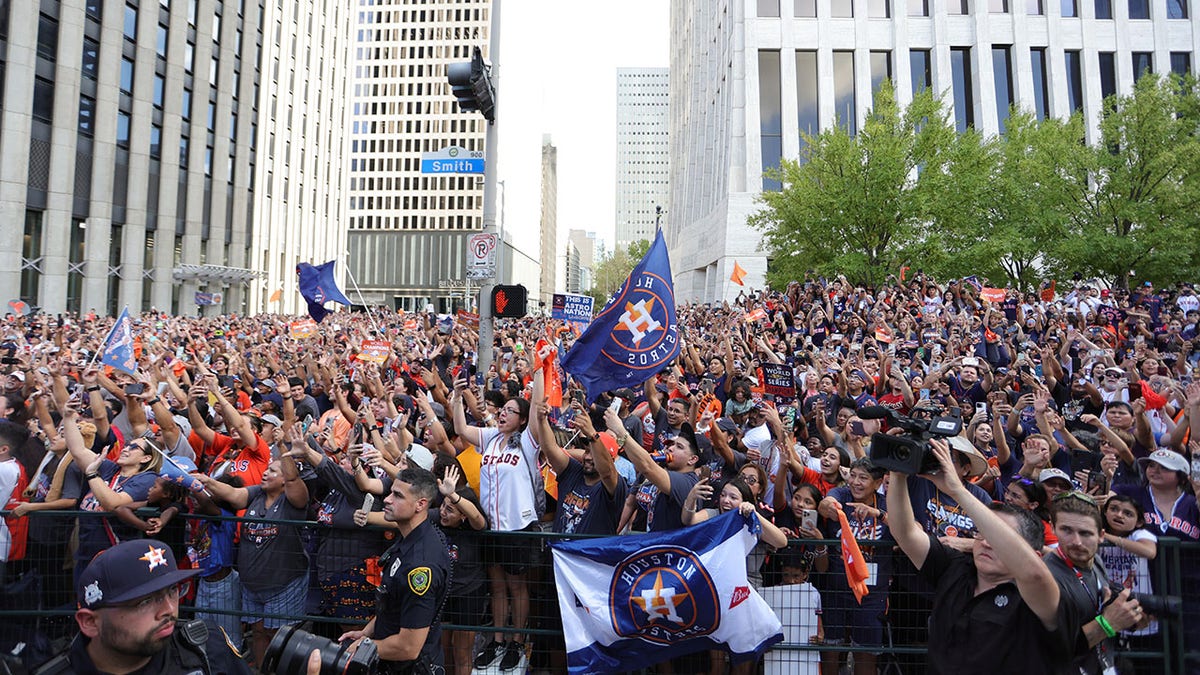 Astros fans line the streets for parade