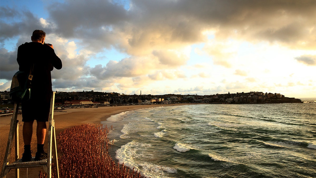 Spencer Tunick photographs on Bondi Beach