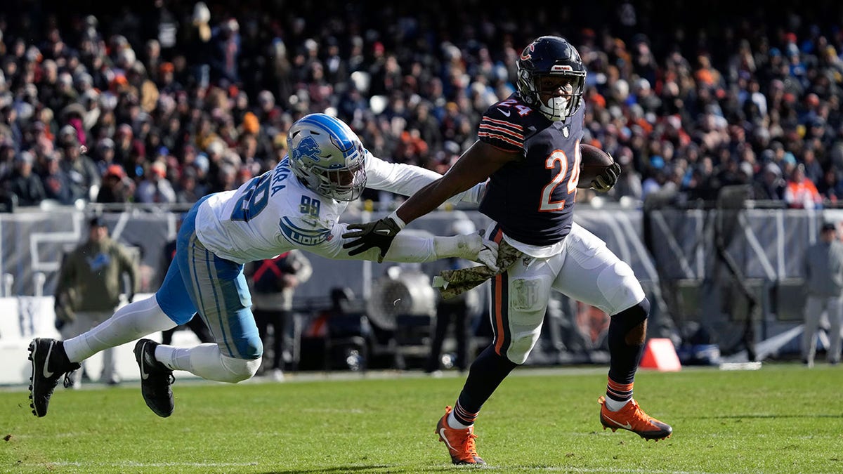 Chicago Bears running back runs from Lions defenders