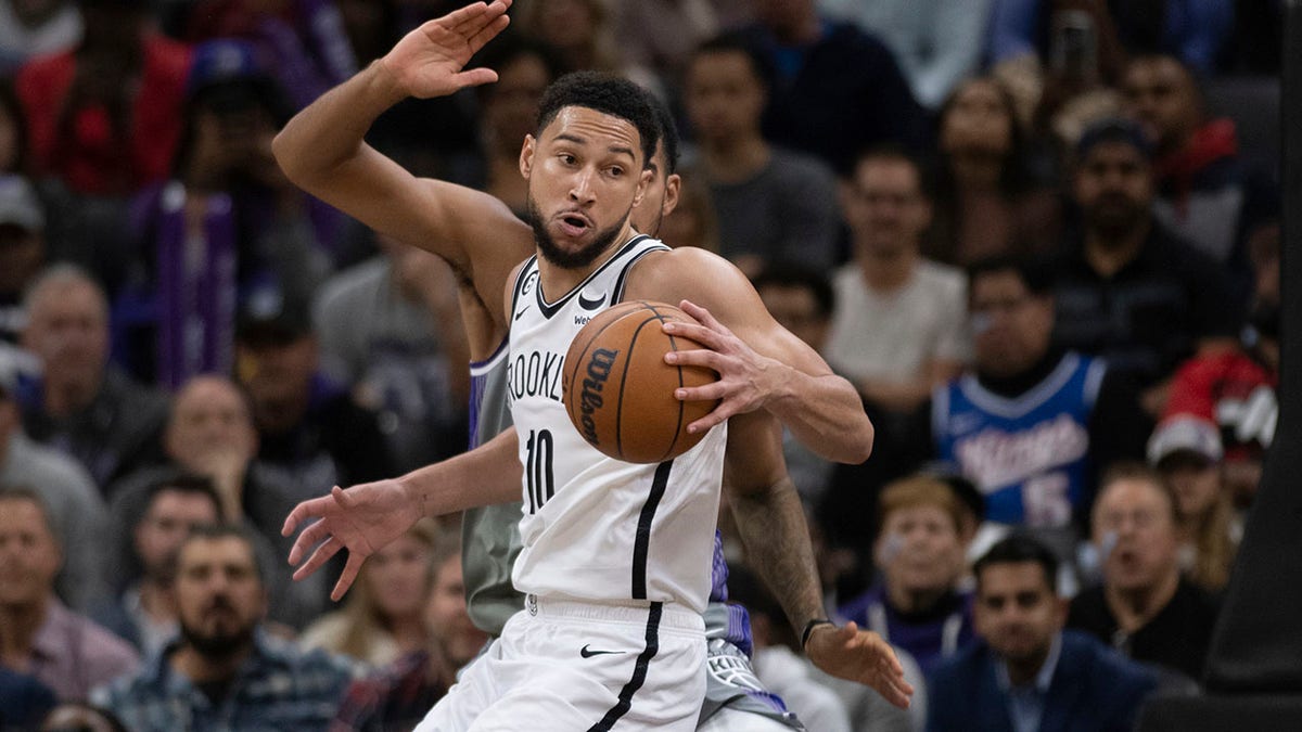 Ben Simmons guarded by Kings players