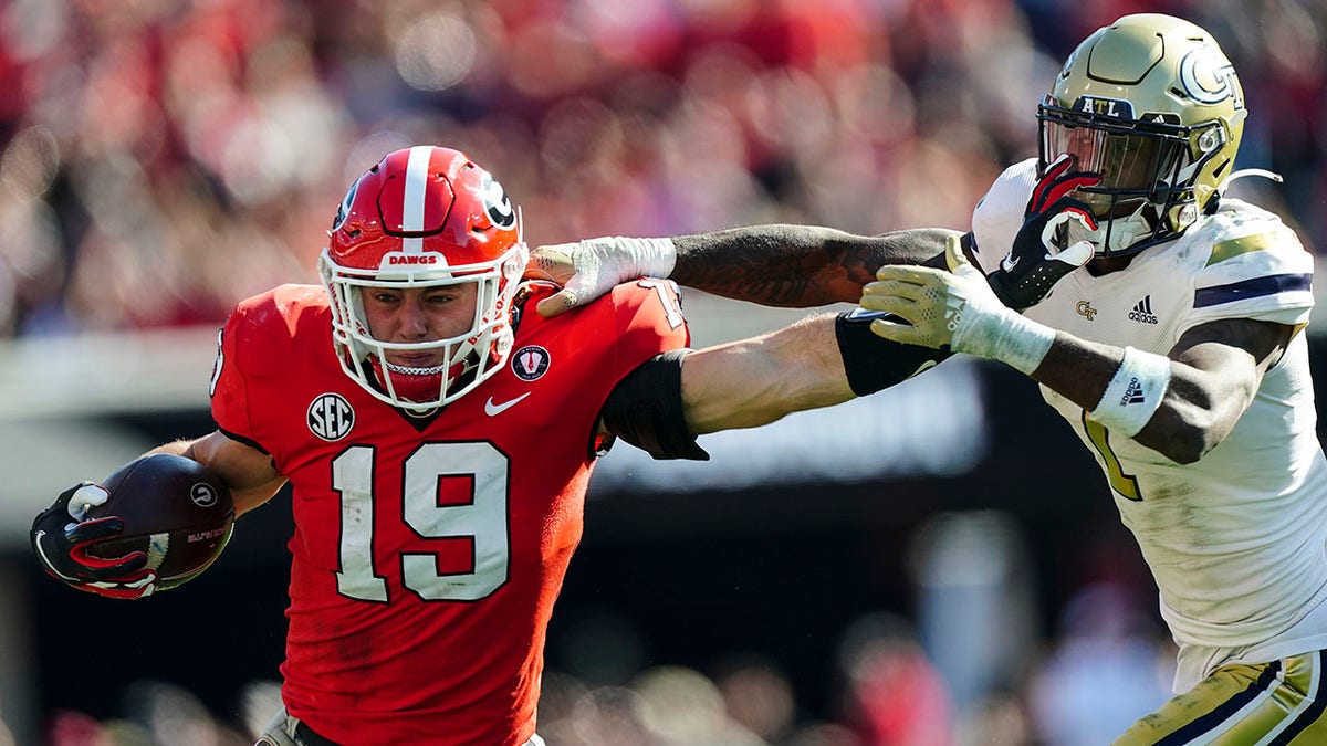Georgia tight end Brock Bowers fends off defenders
