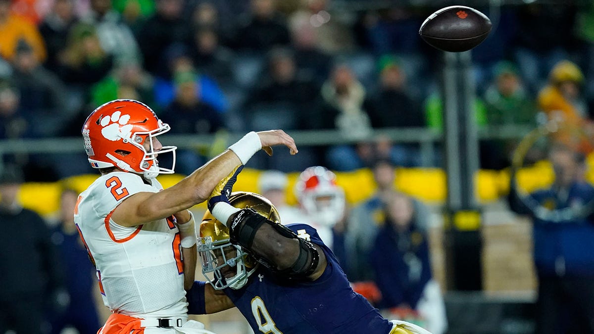 Norte Dame player tackles Clemson quarterback