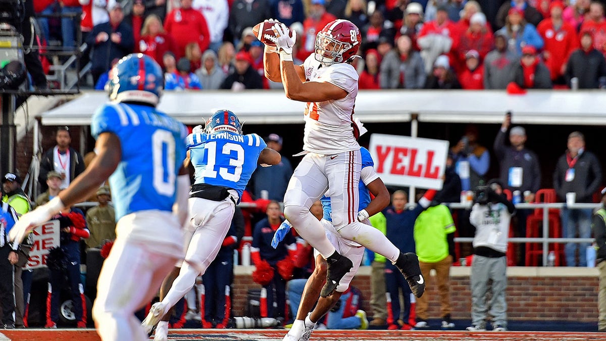 Alabama Crimson Tide player catches a touchdown