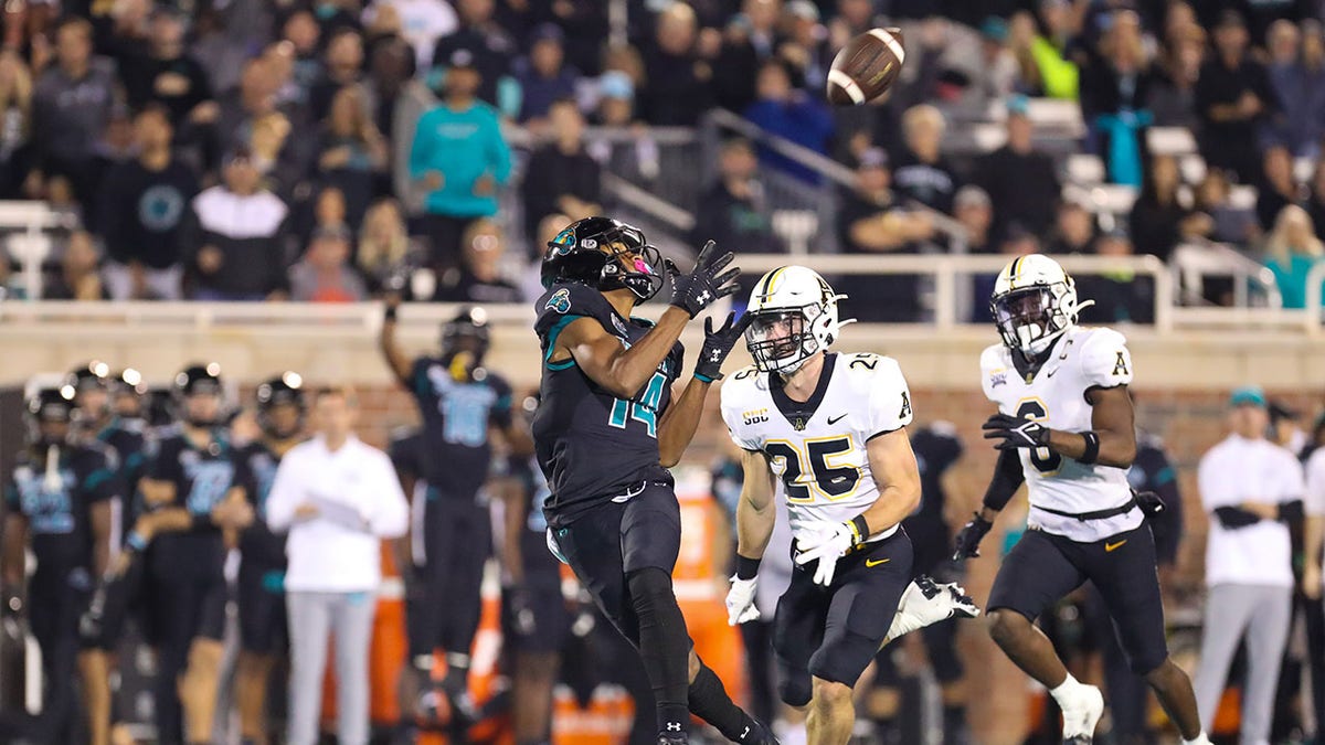 Coastal Carolina player catches a pass