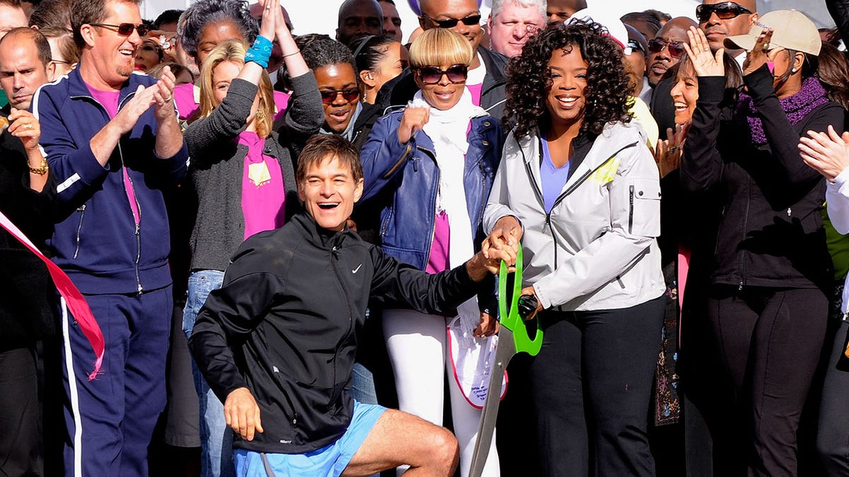 Oprah and Dr. Oz at a walk in 2010