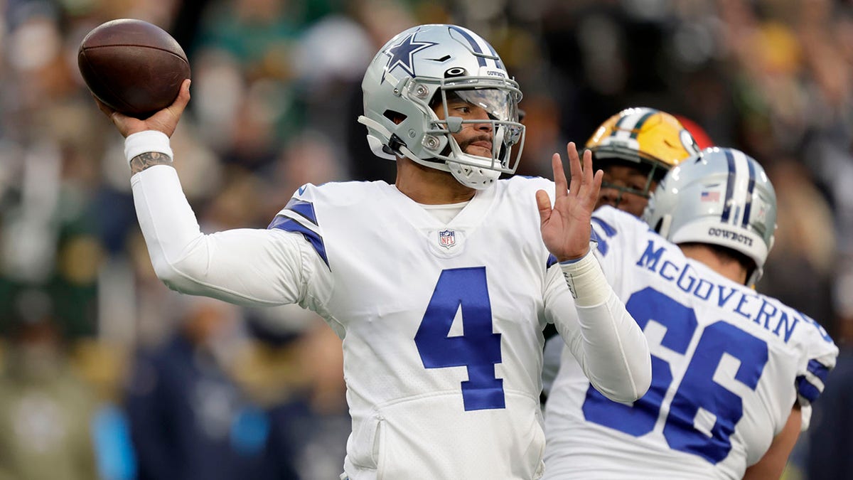 Dak Prescott throws the ball