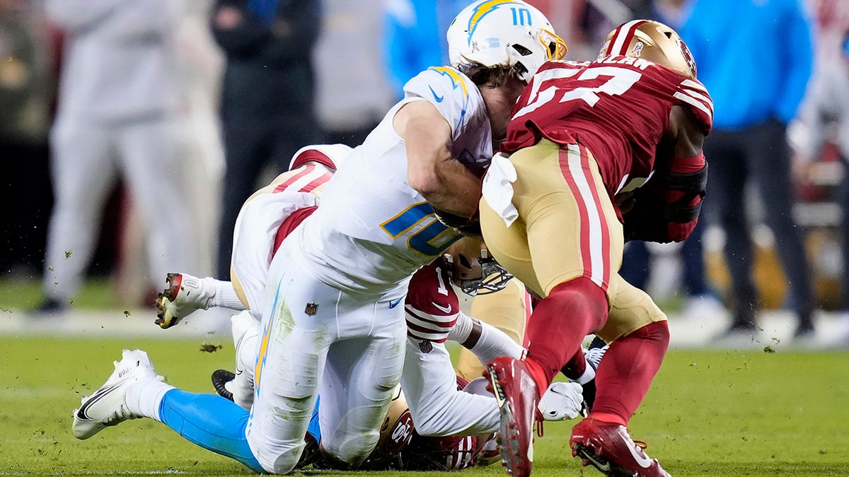 Eyeing fourth straight road win, Chargers face rested Niners