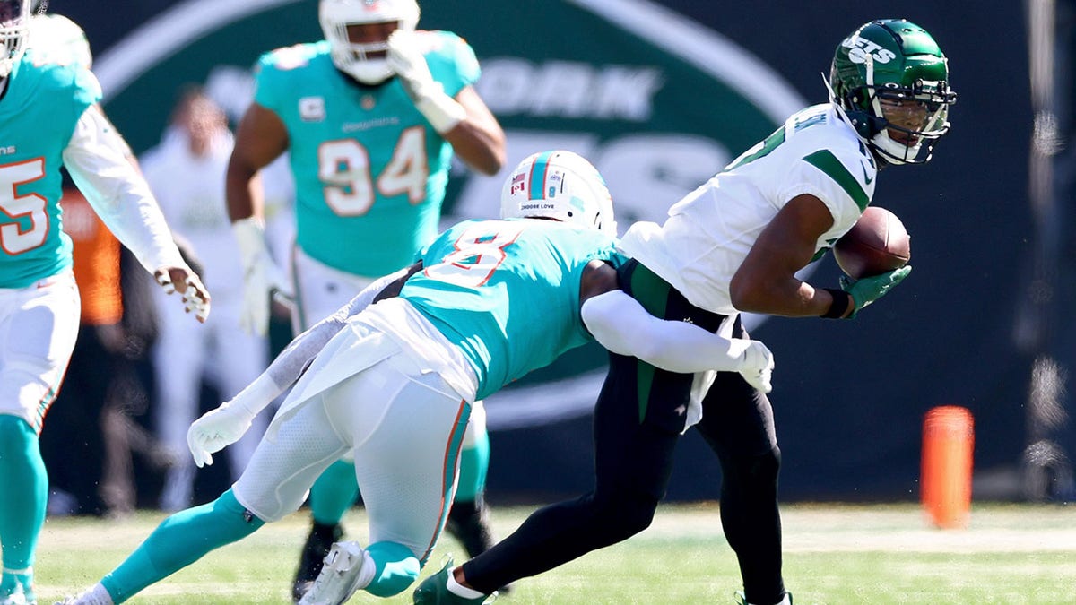 Garrett Wilson catches a pass