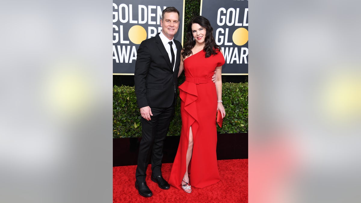 Lauren Graham and Peter Krause at the Golden Globe Awards red carpet in 2020