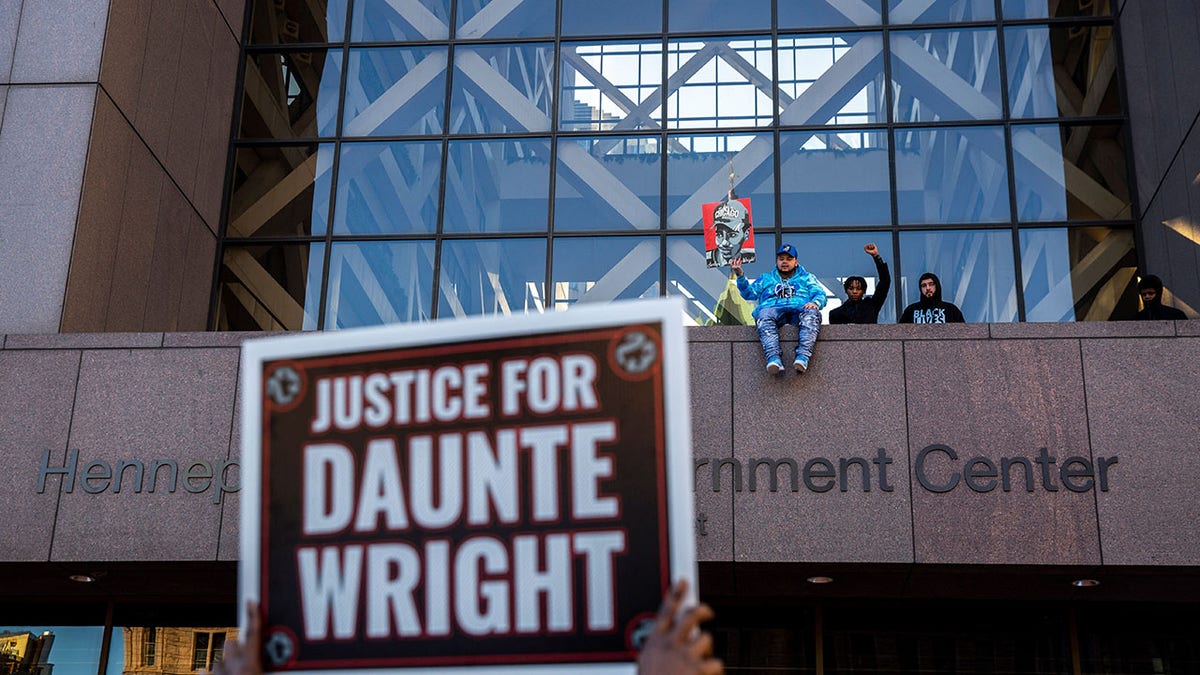 Hennepin County courthouse Daunte Wright protesters