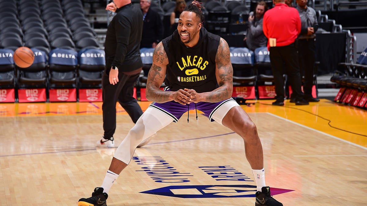 Dwight Howard of the Lakers warms up