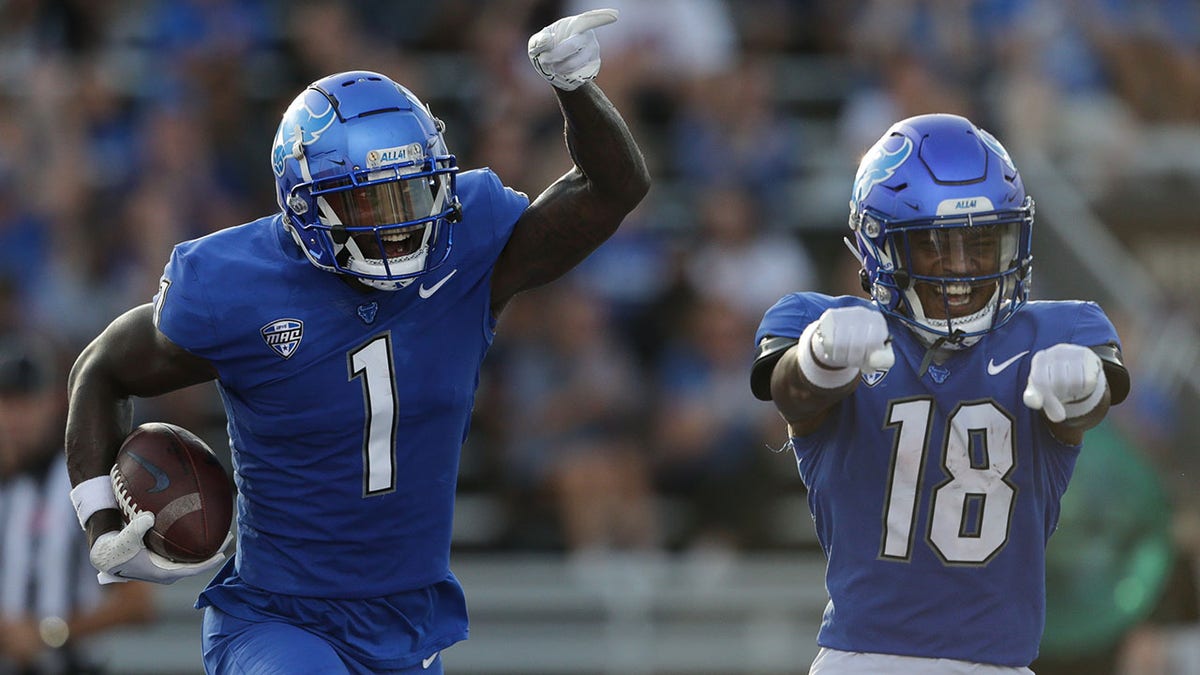 Buffalo wide receiver Justin Marshall catches a pass