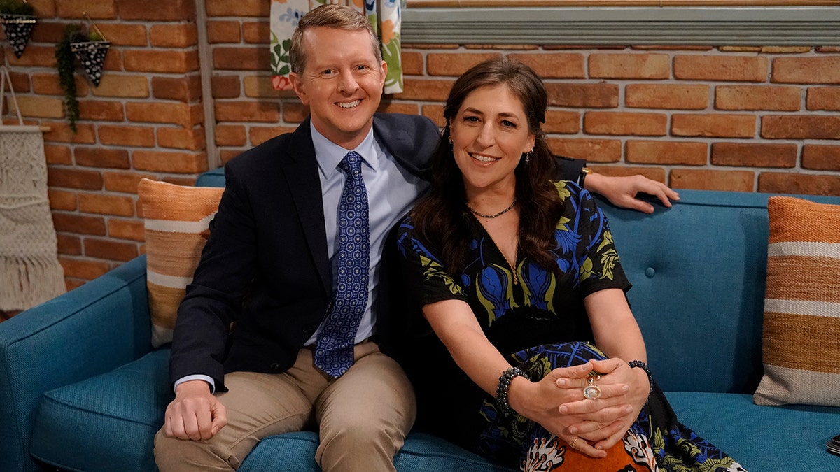 Mayim Bialik and Ken Jennings on call me kat set