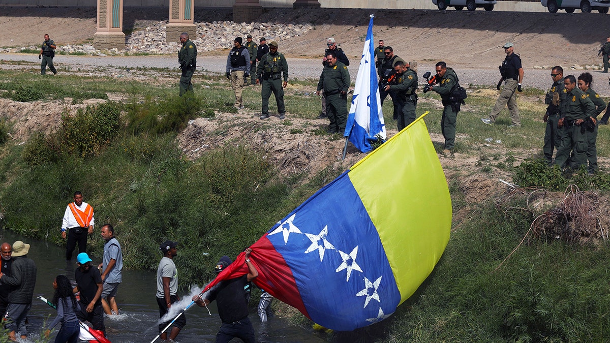 Migrants carry Venezuelan flag