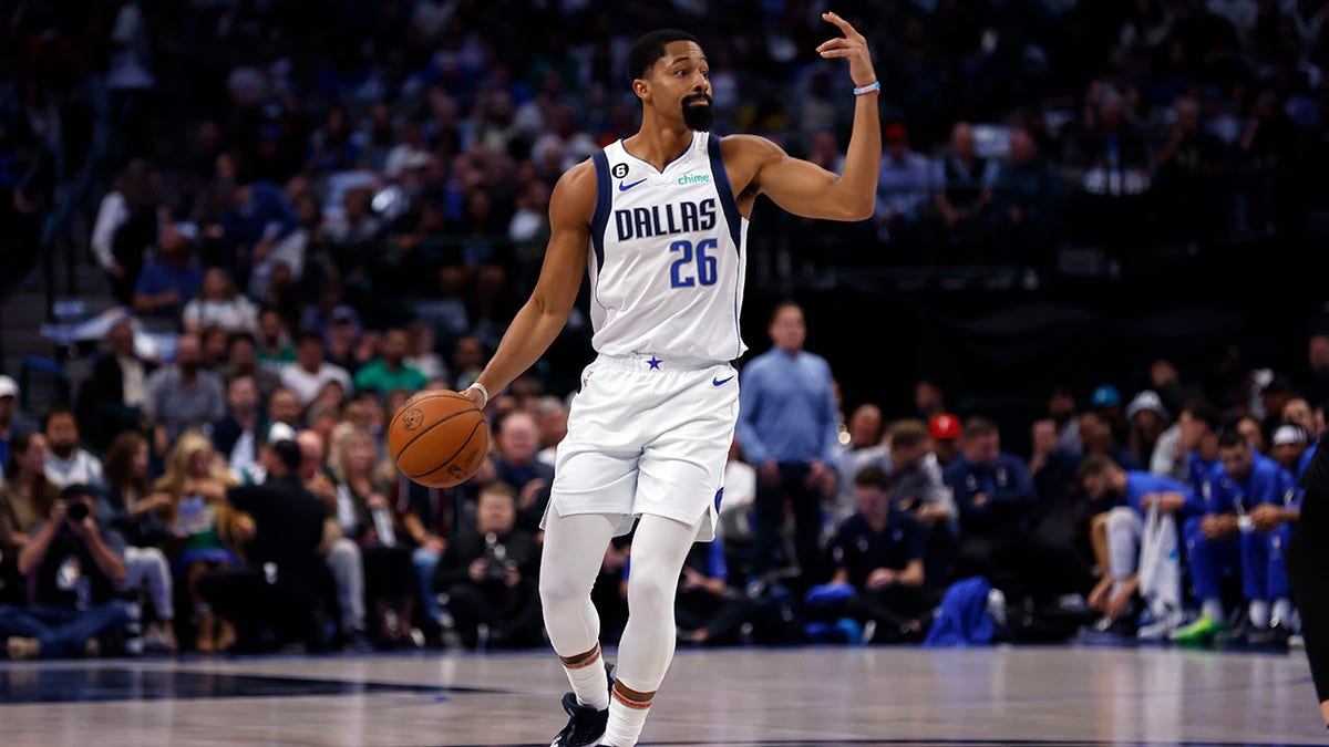 Mavericks' Spencer Dinwiddie accuses referee of using profanities when  describing him after technical foul