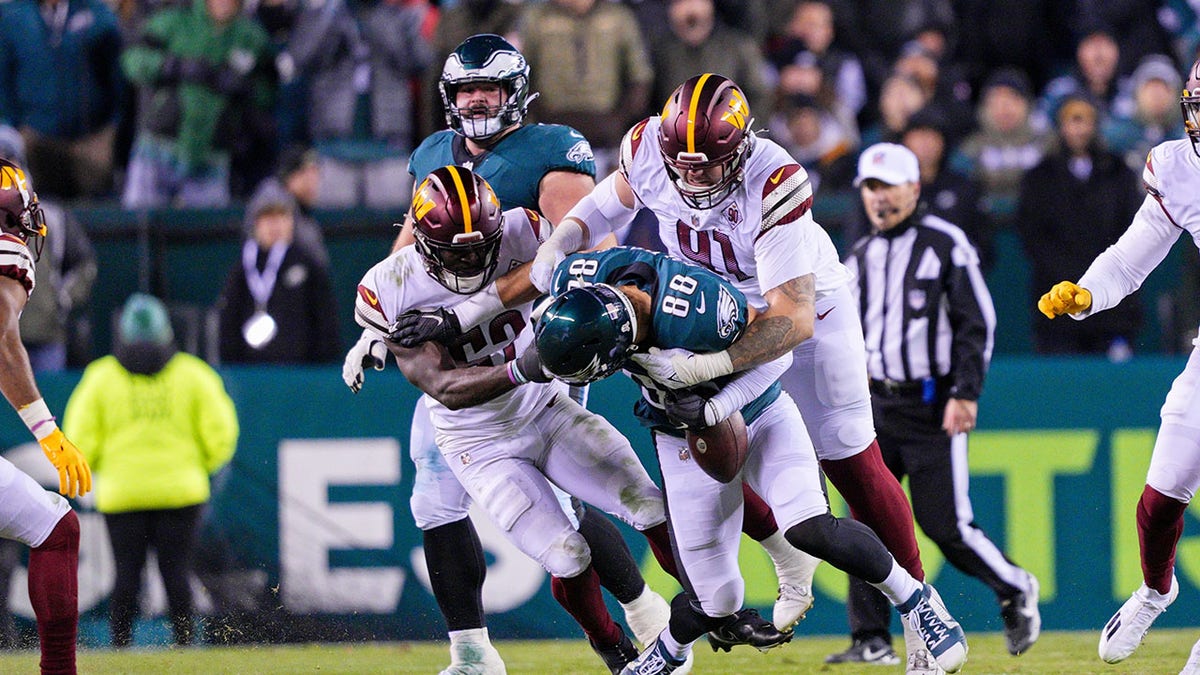 Eagles tight end Dallas Goedert expected to miss significant time with  shoulder injury