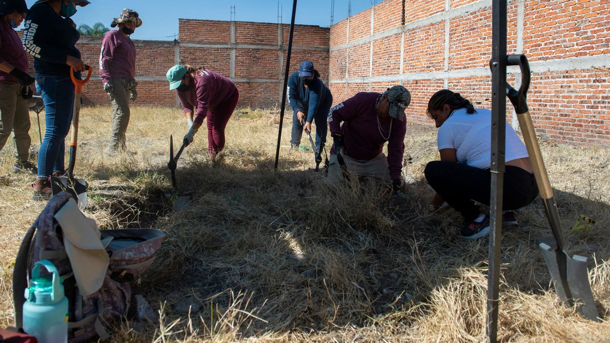 Mexican searchers exhuming body parts