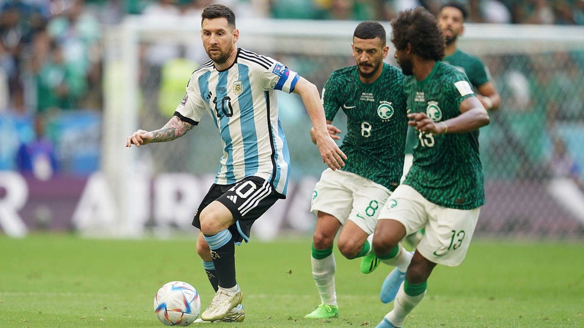 Lionel Messi dribbles the ball against Saudi Arabia