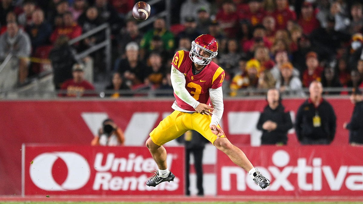 Caleb Williams throws a pass against Notre Dame