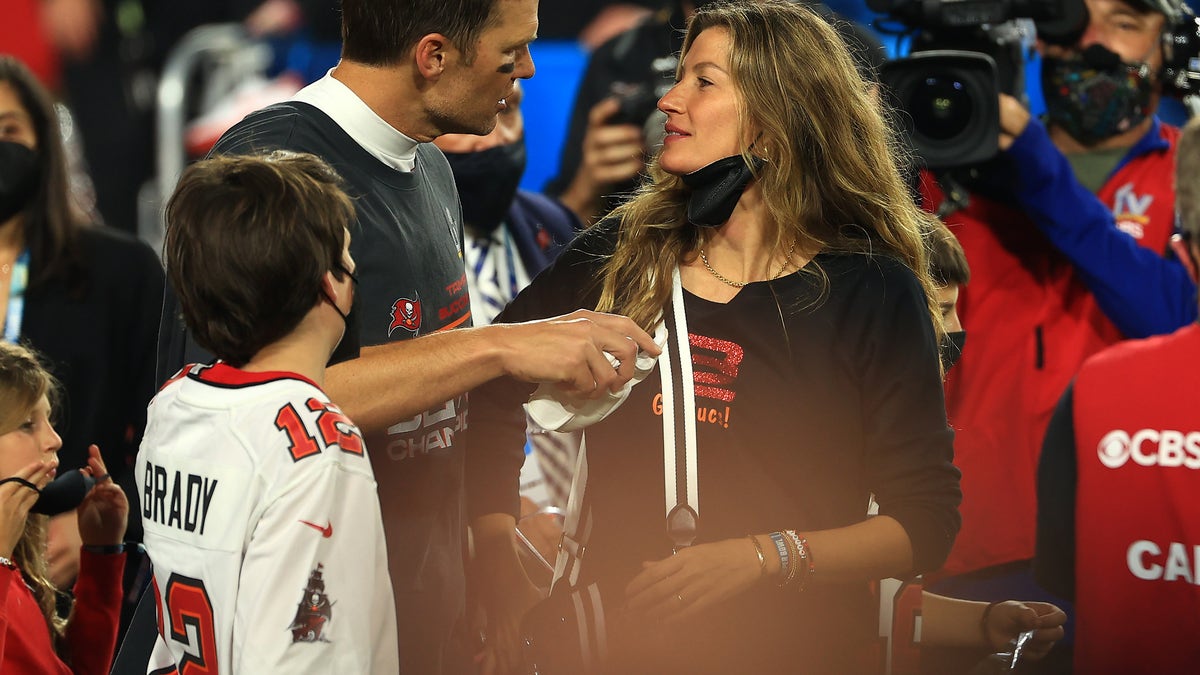 Tom Brady wins his 7th Super Bowl with the Tampa Bay Buccaneers and celebrates on the field with his wife Gisele Bündchen and son Jack.