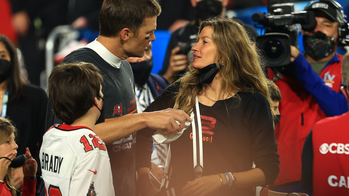 Tom Brady celebrates on the field with his wife Gisele Bündchen and son Jack