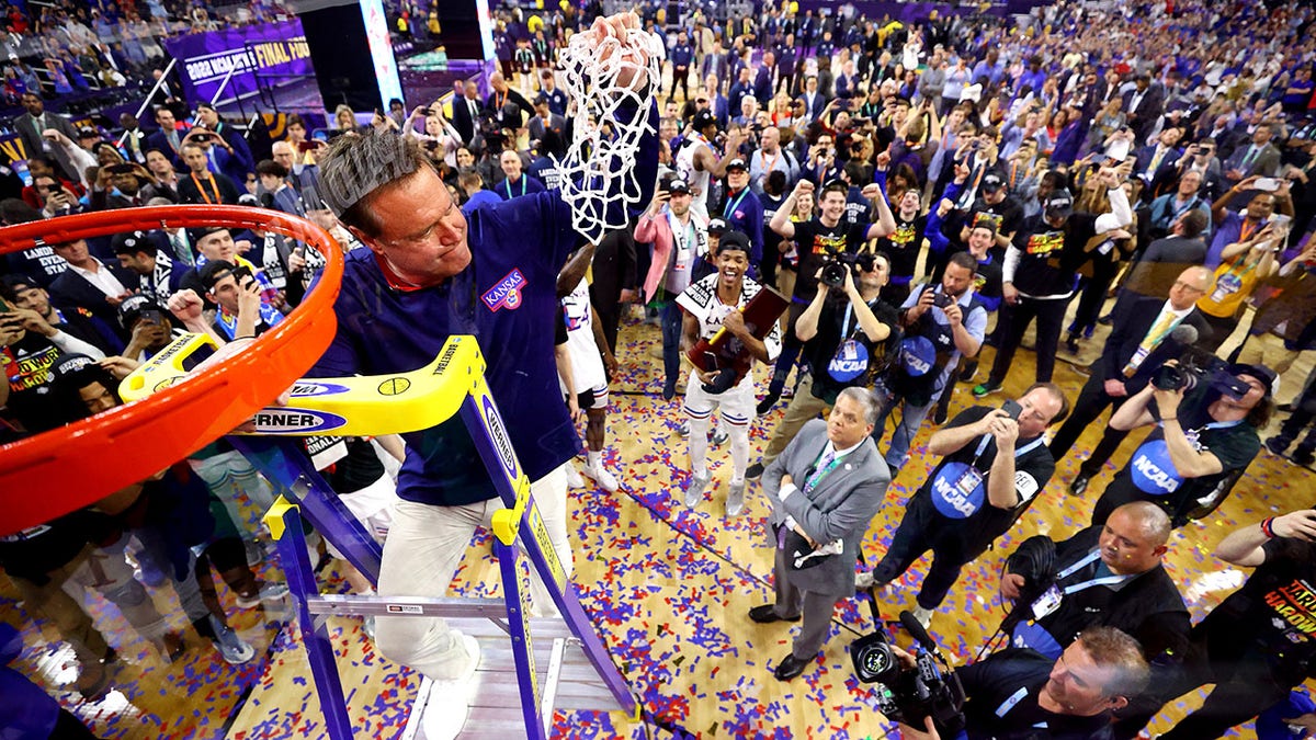 Bill Self cerlebrates the national championship