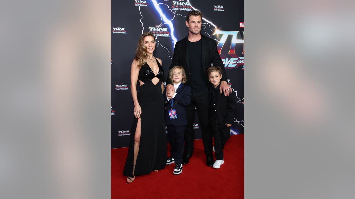 chris hemsworth with wife and kids