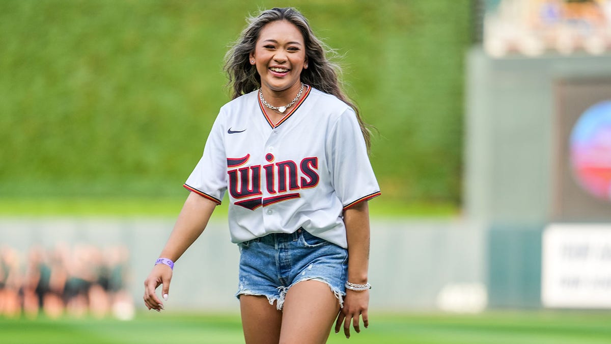 Suni Lee throws out the first pitch at a Twins game
