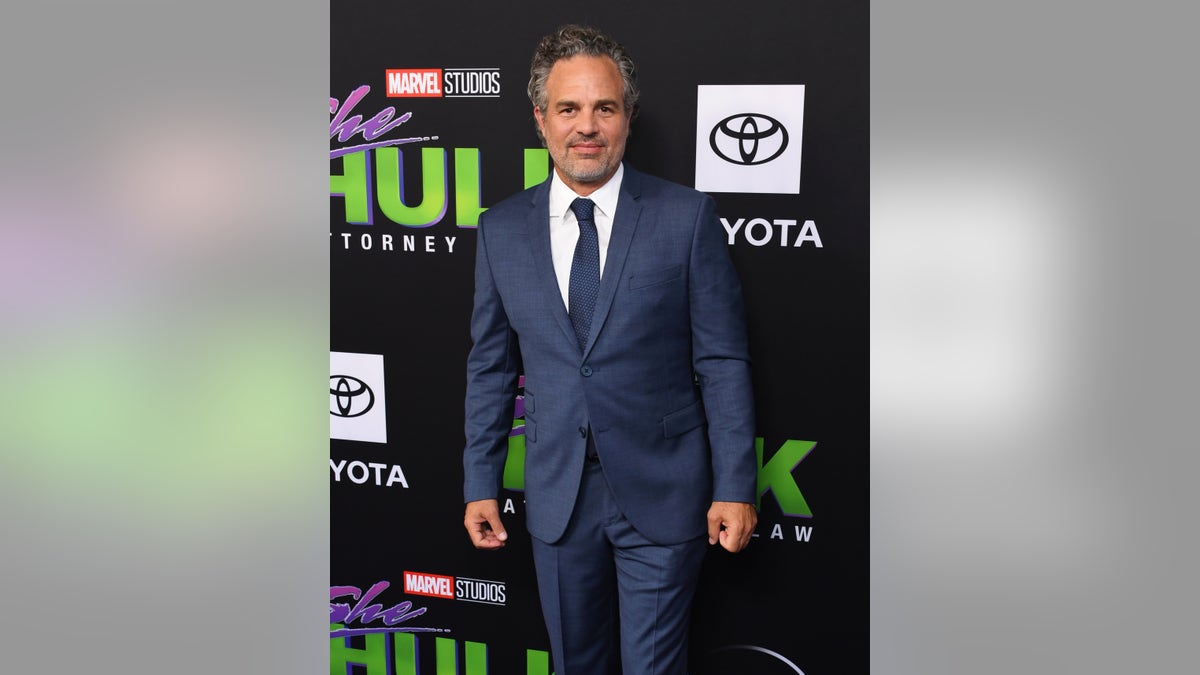 Mark Ruffalo at the "She-Hulk: Attorney At Law" premiere in a blue suit