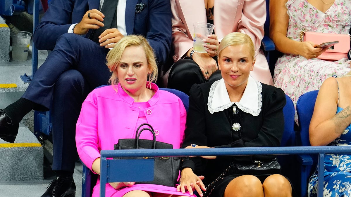 Rebel Wilson and Ramona Agruma are spectators at the US open in bright pink and black outfits