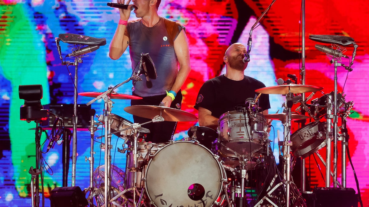 Chris Martin y Will Champion de la banda Coldplay actúan durante el Festival Rock in Rio