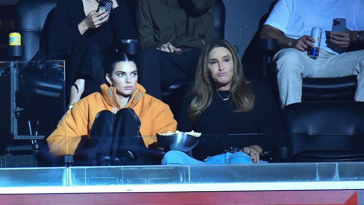 Kendall and Caitlyn Jenner watch the Los Angeles Clippers against the Phoenix Suns in a box