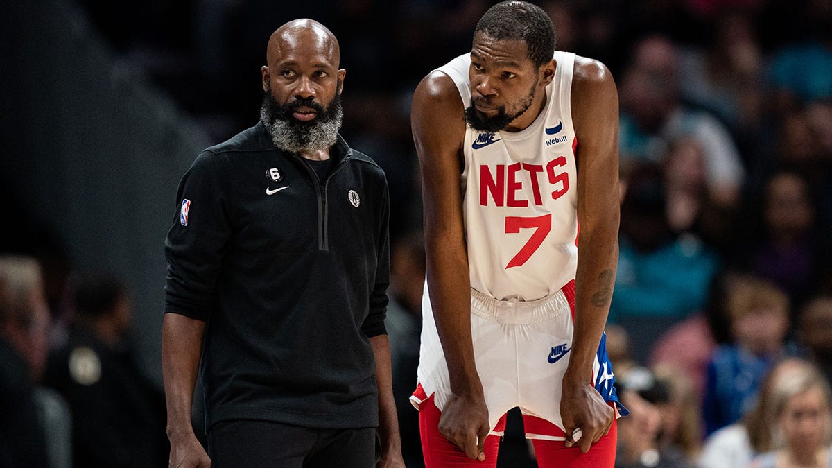 Jacque Vaughn talks with Kevin Durant