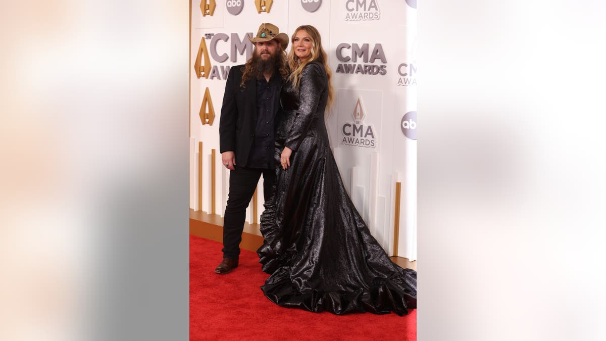 chri stapleton morgane stapleton cmas red carpet