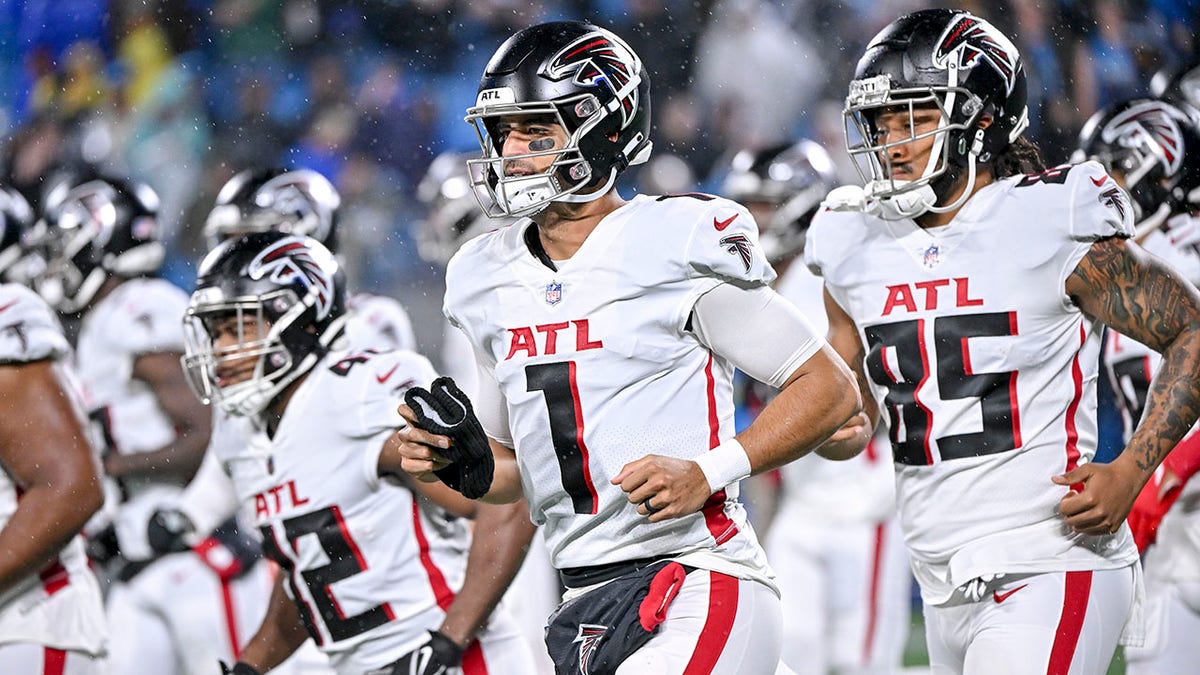 Marcus Mariota jogs with Falcons during warm ups