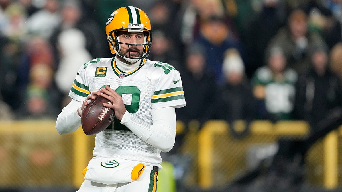 Aaron Rodgers looks to throw a pass against the Titans